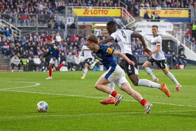 17 04 2026 Soccer 2 Bundesliga Men Season 2025 2026 30 Matchday Holstein Kiel 1 FC Kaiserslautern Kiel in blue, Kaiserslautern in white Center Maxwell Gyamfi back , Jonas Therkelsen Kiel Holstein Stadion, Westring 501 Schleswig Holstein Germany