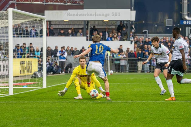 17 04 2026 Soccer 2 Bundesliga Men Season 2025 2026 30 Matchday Holstein Kiel 1 FC Kaiserslautern Kiel in blue, Kaiserslautern in white Center Julian Krahl, Jonas Therkelsen Kiel Holstein Stadion, Westring 501 Schleswig Holstein Germany