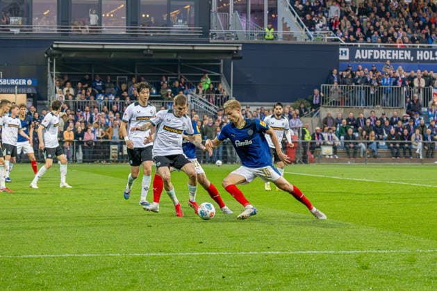 17 04 2026 Soccer 2 Bundesliga Men Season 2025 2026 30 Matchday Holstein Kiel 1 FC Kaiserslautern Kiel in blue, Kaiserslautern in white Center Paul Joly li , Kasper Davidsen Kiel Holstein Stadion, Westring 501 Schleswig Holstein Germany