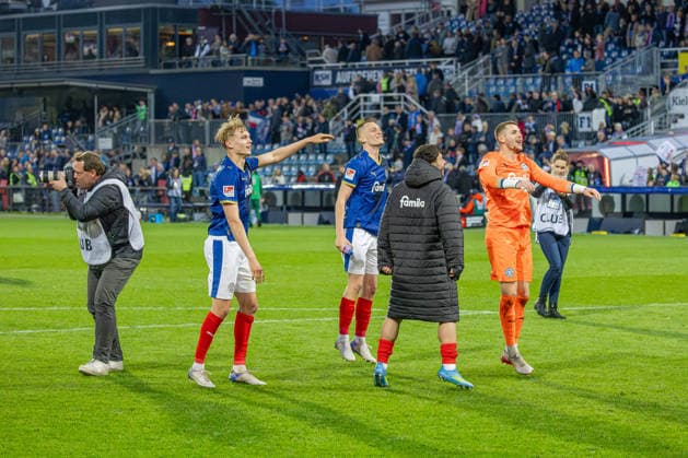17 04 2026 Soccer 2 Bundesliga Men Season 2025 2026 30 Matchday Holstein Kiel 1 FC Kaiserslautern Kiel in blue, Kaiserslautern in white Joy at Holstein Kiel after the 3 0 home win against 1 FC Kaiserslautern Kiel Holstein Stadion, Westring 501 Schleswig Holstein Germany