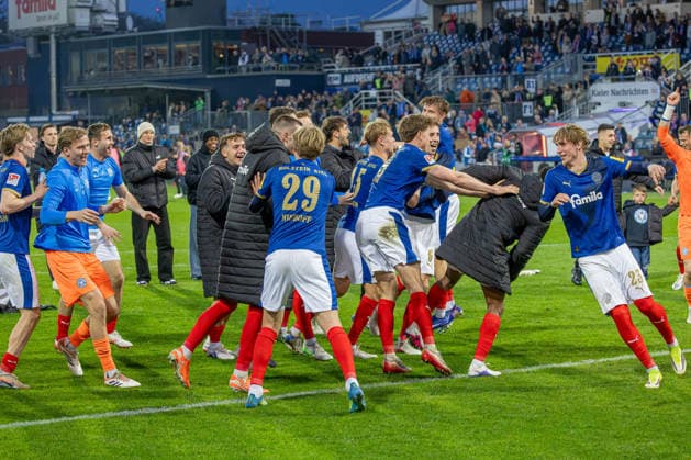 17 04 2026 Soccer 2 Bundesliga Men Season 2025 2026 30 Matchday Holstein Kiel 1 FC Kaiserslautern Kiel in blue, Kaiserslautern in white Joy at Holstein Kiel after the 3 0 home win against 1 FC Kaiserslautern Kiel Holstein Stadion, Westring 501 Schleswig Holstein Germany