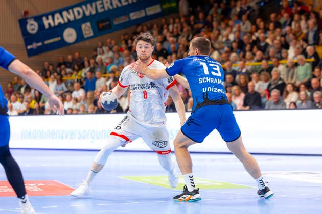 Julius Fanger Nr 8, TuS Ferndorf vs Ole Schramm Nr 13, VfL Luebeck Schwartau VfL Luebeck Schwartau vs TuS Ferndorf, Handball, 2 Bundesliga, 17 04 26 Luebeck Schleswig Holstein Germany Copyright: xAgentur54GradÂ°x xFelixxKoenigx