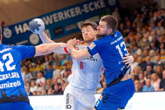 Julius Fanger Nr 8, TuS Ferndorf vs Ole Schramm Nr 13, VfL Luebeck Schwartau VfL Luebeck Schwartau vs TuS Ferndorf, Handball, 2 Bundesliga, 17 04 26 Luebeck Schleswig Holstein Germany Copyright: xAgentur54GradÂ°x xFelixxKoenigx