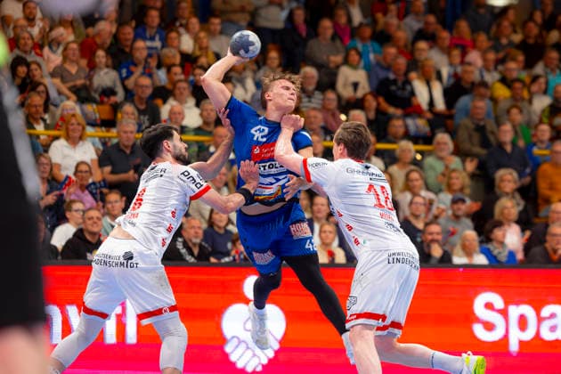 Einar Nickelsen No. 42, VfL Luebeck Schwartau vs Gabriel Da Rocha No. 6, TuS Ferndorf and Daniel Hideg No. 18, TuS Ferndorf VfL Luebeck Schwartau vs TuS Ferndorf, Handball, 2 Bundesliga, 17 04 26 Luebeck Schleswig Holstein Germany Copyright: xAgentur54GradÂ°x xFelixxKoenigx