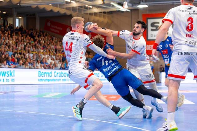 Einar Nickelsen No. 42, VfL Luebeck Schwartau vs Tom Jansen No. 44, TuS Ferndorf and Gabriel Da Rocha No. 6, TuS Ferndorf VfL Luebeck Schwartau vs TuS Ferndorf, Handball, 2 Bundesliga, 17 04 26 Luebeck Schleswig Holstein Germany Copyright: xAgentur54GradÂ°x xFelixxKoenigx