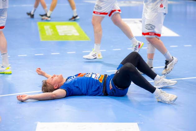 Einar Nickelsen Nr 42, VfL Luebeck Schwartau is dejected depressed disappointed VfL Luebeck Schwartau vs TuS Ferndorf, Handball, 2 Bundesliga, 17 04 26 Luebeck Schleswig Holstein Germany Copyright: xAgentur54GradÂ°x xFelixxKoenigx