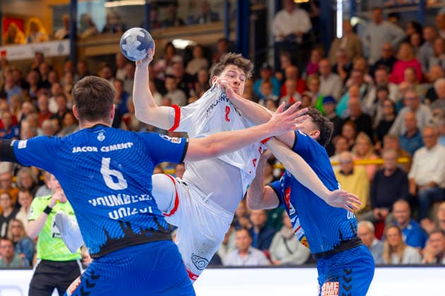 Julius Fanger Nr 8, TuS Ferndorf vs Lukas Kingsley Emdorf Nr 73, VfL Luebeck Schwartau VfL Luebeck Schwartau vs TuS Ferndorf, Handball, 2 Bundesliga, 17 04 26 Luebeck Schleswig Holstein Germany Copyright: xAgentur54GradÂ°x xFelixxKoenigx