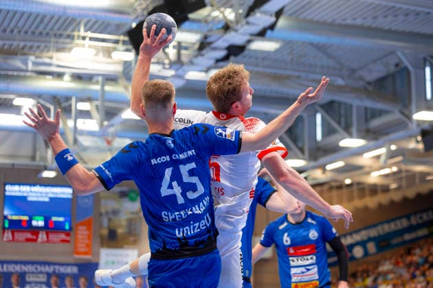 Marvin Mundus Nr 25, TuS Ferndorf vs Jan Eric Speckmann Nr 45, VfL Luebeck Schwartau VfL Luebeck Schwartau vs TuS Ferndorf, Handball, 2 Bundesliga, 17 04 26 Luebeck Schleswig Holstein Germany Copyright: xAgentur54GradÂ°x xFelixxKoenigx