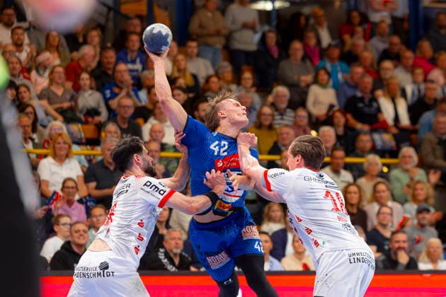 Einar Nickelsen No. 42, VfL Luebeck Schwartau vs Gabriel Da Rocha No. 6, TuS Ferndorf and Daniel Hideg No. 18, TuS Ferndorf VfL Luebeck Schwartau vs TuS Ferndorf, Handball, 2 Bundesliga, 17 04 26 Luebeck Schleswig Holstein Germany Copyright: xAgentur54GradÂ°x xFelixxKoenigx