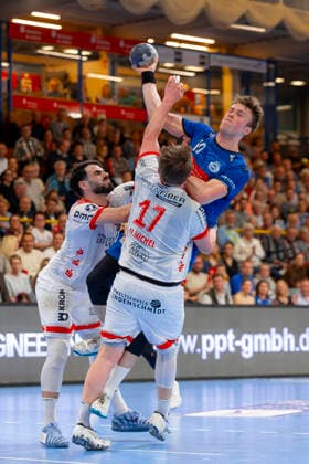 Ole Schramm No. 13, VfL Luebeck Schwartau vs Mattis Michel No. 17, TuS Ferndorf VfL Luebeck Schwartau vs TuS Ferndorf, Handball, 2 Bundesliga, 17 04 26 Luebeck Schleswig Holstein Germany Copyright: xAgentur54GradÂ°x xFelixxKoenigx