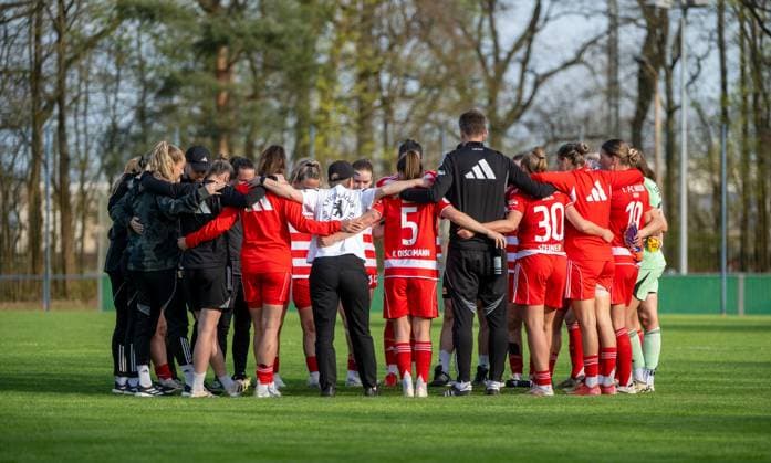 Soccer, Women, Season 2025 2026, Test match 1 FFC Turbine Potsdam 1 FC Union Berlin 0 2 , Union motivation after the match in the circle, 17 04 2026, Copyright: xMatthiasxKochx