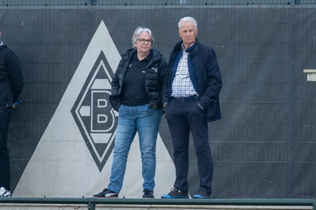 Sport Bilder des Tages Hannelore Kraft (Borussia Moenchengladbach, Vizepraesidentin) und Rainer Bonhof (Borussia Moenchengladbach, Praesident) schauen sich das U19 Spiel an. Borussia Moenchengladbach vs. FC Bayern Muenchen, Fussball, U 19 DFB Nachwuchsliga, Hauptrunde, 09. Spieltag, Saison 2025 2026, 18.04.2026 DFL DFB Regulations prohibit any use of Photographs as image sequences and or Quasivideo Borussia Moenchengladbach vs. FC Bayern Muenchen, Fussball, U 19 DFB Nachwuchsliga, Hauptrunde, 09. Spieltag, Saison 2025 2026, 18.04.2026 Moenchengladbach *** Hannelore Kraft Borussia Moenchengladbach, Vice President and Rainer Bonhof Borussia Moenchengladbach, President watch the U19 match Borussia Moenchengladbach vs FC Bayern Muenchen, Football, U 19 DFB Nachwuchsliga, Main Round, 09 Matchday, Saison 2025 2026, 18 04 2026 DFL DFB Regulations prohibit any use of Photographs as image sequences and or Quasivideo Borussia Moenchengladbach vs FC Bayern Muenchen, Fußball, U 19 DFB Nachwuchsliga, Hauptrunde, 09 Spieltag, Saison 2025 2026, 18 04 2026 Moenchengladbach Copyright: xEibner-Pressefoto ThomasxHaeslerx EP_THR
