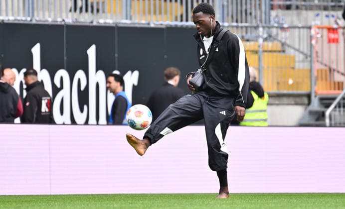 18 04 2026 Soccer Season 2025 2026 2 Soccer Bundesliga 30 Matchday DSC Arminia Bielefeld 1 FC Nürnberg FCN Club Sportfoto Zink xwoxzix DFL regulations prohibit any use of photographs as image sequences and or quasi video only for editorial use Rabby Nzingoula 22, 1 FC Nürnberg FCN Warm up barefoot before the start of the match