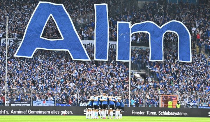 18 04 2026 Soccer Season 2025 2026 2 Soccer Bundesliga 30 Matchday DSC Arminia Bielefeld 1 FC Nürnberg FCN Club Sportfoto Zink xwoxzix DFL regulations prohibit any use of photographs as image sequences and or quasi video only for editorial use Teamkreis Mannschaft Team Bielefeld vor Spielbeginn