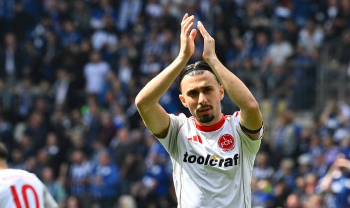 18 04 2026 Soccer Season 2025 2026 2 Soccer Bundesliga 30 Matchday DSC Arminia Bielefeld 1 FC Nuremberg FCN Club Sportfoto Zink xwoxzix DFL regulations prohibit any use of photographs as image sequences and or quasi video only for editorial use Berkay Yilmaz 21, 1 FC Nuremberg FCN applauds claps