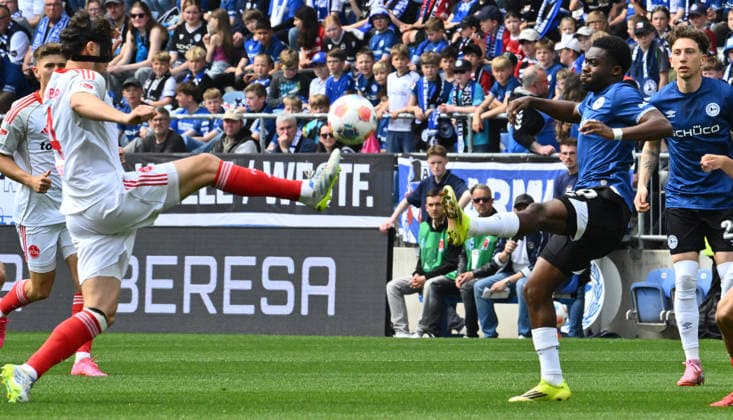 18 04 2026 Soccer Season 2025 2026 2 Soccer Bundesliga 30 Matchday DSC Arminia Bielefeld 1 FC Nürnberg FCN Club Sportfoto Zink xwoxzix DFL regulations prohibit any use of photographs as image sequences and or quasi video only for editorial use Fabio Gruber 4, 1 FC Nürnberg FCN Benjamin Boakye 27, Arminia Bielefeld