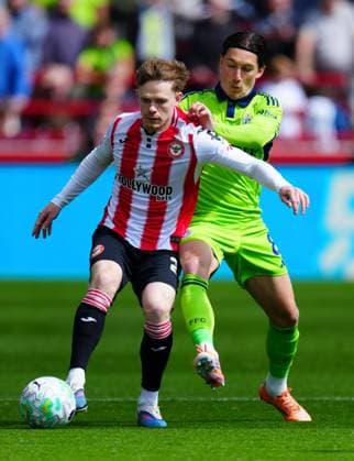 Harry Wilson of Fulham battles with Keane Lewis-Potter of Brentford Brentford v Fulham, Premier League, Football, Gtech Community Stadium, London, UK - 18 Apr 2026London Gtech Community Stadium United Kingdom EDITORIAL USE ONLY No use with unauthorised audio, video, data, fixture lists, club league logos or live services. Online in-match use limited to 120 images, no video emulation. No use in betting, games or single club league player publications.  Copyright: xJavierxGarcia Shutterstockx 16832102ae