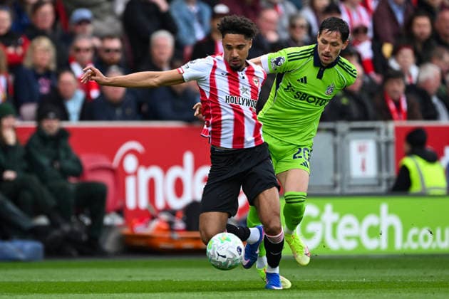 Brentford v Fulham Premier League Kevin Schade of Brentford is tackled by Sasa Lukic of Fulham during the Premier League match at the Gtech Community Stadium, Brentford 18 04 2026 UK Newspapers OUT Copyright: xJeremyxLandeyx FIL-23305-0030