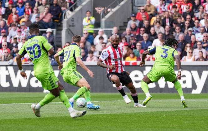Brentford v Fulham, Premier League, Football, Gtech Community Stadium, Brentford, London, UK - 18 Apr 2026 Igor Thiago of Brentford takes on three Fulham players. London Gtech Community Stadium Brentford UK, UK NEWSPAPERS OUT Copyright: xSeanxRyanx
