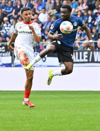 18 04 2026 Soccer Season 2025 2026 2 Soccer Bundesliga 30 Matchday DSC Arminia Bielefeld 1 FC Nürnberg FCN Club Sportfoto Zink xwoxzix DFL regulations prohibit any use of photographs as image sequences and or quasi video only for editorial use Henri Koudossou 8, 1 FC Nürnberg FCN Benjamin Boakye 27, Arminia Bielefeld
