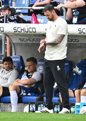 18 04 2026 Soccer Season 2025 2026 2 Soccer Bundesliga 30 Matchday DSC Arminia Bielefeld 1 FC Nürnberg FCN Club Sportfoto Zink xwoxzix DFL regulations prohibit any use of photographs as image sequences and or quasi video only for editorial use Michael Mitch Kniat Trainer Arminia Bielefeld blickt auf Uhr