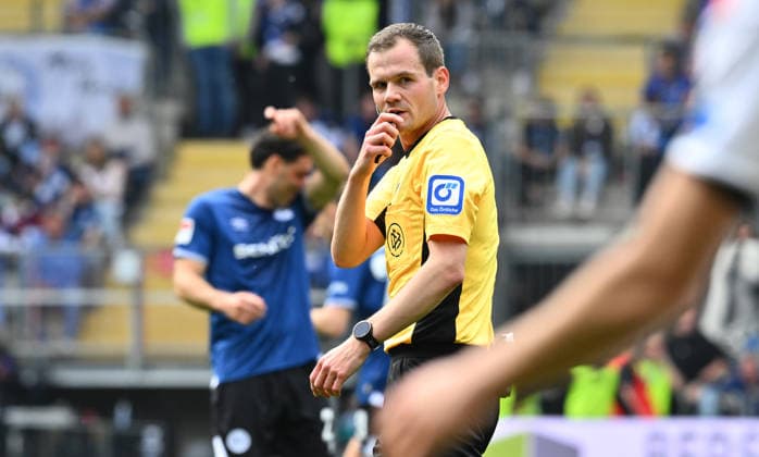 18 04 2026 Soccer Season 2025 2026 2 Soccer Bundesliga 30 Matchday DSC Arminia Bielefeld 1 FC Nürnberg FCN Club Sportfoto Zink xwoxzix DFL regulations prohibit any use of photographs as image sequences and or quasi video only for editorial use Dr Robin Braun Referee