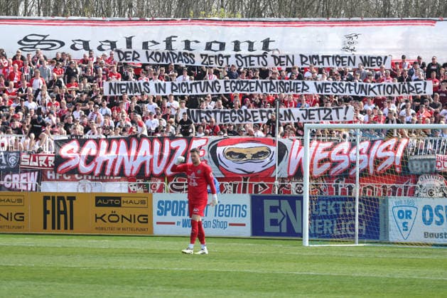 Soccer Regionalliga Nordost 1 FC Lok Leipzig Hallescher FC 18 04 2026 Fan block from Halle with protest slogan for a regional league reform, compass model banner soccer, Regionalliga Nordost, season 2025 2026, 30 matchday 1 FC Lok Leipzig vs Hallescher FC on 18 04 2026 at Bruno Plache Stadium, Leipzig Copyright: xBEAUTIFULxSPORTS JanxKaeferx