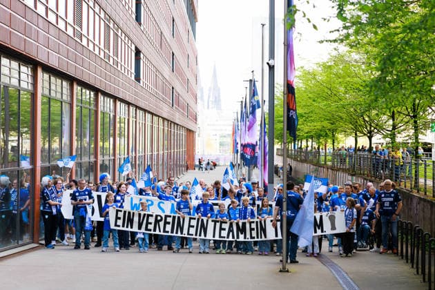 Fan march of the fans of TBV Lemgo Lippe, in the background the Cologne Cathedral GER, TBV Lemgo Lippe vs Fuechse Berlin, handball, DHB Cup, semi-final, season 2025 2026, 18 04 2026, GER, TBV Lemgo Lippe vs Fuechse Berlin, handball, DHB Cup, semi-final, season 2025 2026, 18 04 2026, Cologne Copyright: xEibnerxPressefoto OliverxSchmidtx EP_OST