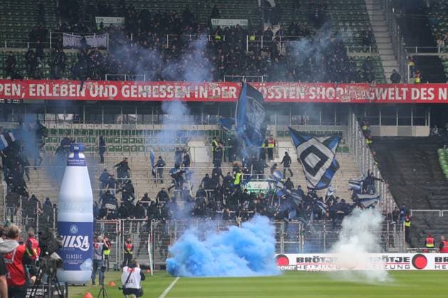 Sport Bilder des Tages GER, 1.FBL SV Werder Bremen vs. Hamburger SV 18.04.26, Weserstadion, Bremen, GER, 1.FBL SV Werder Bremen vs. Hamburger SV im Bild picture shows Pyrotechnik Feuer Bengalos Rauch Hamburger SV Fans sind im Gästeblock eingelassen worden und zünden Raketen und Rauchbomben *** GER, 1 FBL SV Werder Bremen vs Hamburger SV 18 04 26, Weserstadion, Bremen, GER, 1 FBL SV Werder Bremen vs Hamburger SV in picture picture shows Pyrotechnics Fire Bengalos Smoke Hamburger SV fans have been let into the guest block and set off rockets and smoke bombs nordphotoxGmbHx xTauchnitz nph00059