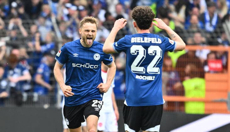 Sport Bilder des Tages 18.04.2026 - Fussball - Saison 2025 2026 - 2. Fussball - Bundesliga - 30. Spieltag: DSC Arminia Bielefeld - 1. FC Nürnberg FCN ( Club ) - Sportfoto Zink - xwoxzix - DFL regulations prohibit any use of photographs as image sequences and or quasi-video - only for editorial use - Torjubel Jubel Freude nach Treffer Tor Torschuß zum 1:1 durch Tim Handwerker (29, Arminia Bielefeld ) - Tim Handwerker (29, Arminia Bielefeld ) Jannik Rochelt (22, Arminia Bielefeld )ä *** 18 04 2026 Soccer Season 2025 2026 2 Soccer Bundesliga 30 Matchday DSC Arminia Bielefeld 1 FC Nürnberg FCN Club Sportfoto Zink xwoxzix DFL regulations prohibit any use of photographs as image sequences and or quasi video only for editorial use Torjubel Jubel nach Treffer Tor Torschuß zum 1 1 durch Tim Handwerker 29, Arminia Bielefeld Tim Handwerker 29, Arminia Bielefeld Jannik Rochelt 22, Arminia Bielefeld ä