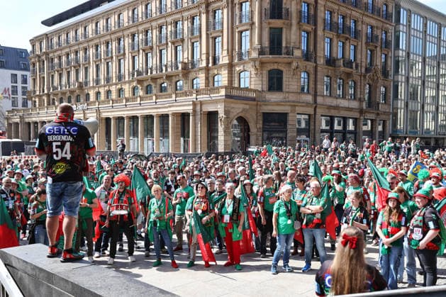 18 04 2026, xgox, Handball DHB Pokal 1 2 Final Bergischer HC SC Magdeburg emspor, v l symbol photo, symbol image, symbol, the Magdeburg fans make a fan march from Cologne Cathedral to the Lanxess Arena Cologne