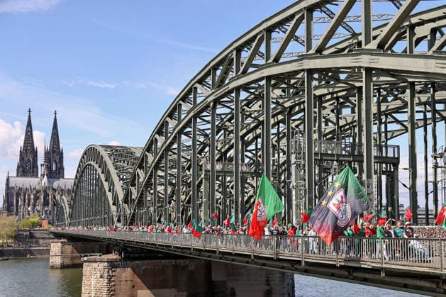18 04 2026, xgox, Handball DHB Pokal 1 2 Final Bergischer HC SC Magdeburg emspor, v l symbol photo, symbol image, symbol, the Magdeburg fans make a fan march from Cologne Cathedral to the Lanxess Arena Cologne