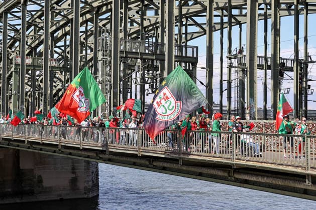 18 04 2026, xgox, Handball DHB Pokal 1 2 Final Bergischer HC SC Magdeburg emspor, v l symbol photo, symbol image, symbol, the Magdeburg fans make a fan march from Cologne Cathedral to the Lanxess Arena Cologne