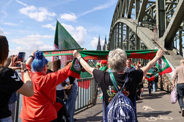 18 04 2026, xgox, Handball DHB Pokal 1 2 Final Bergischer HC SC Magdeburg emspor, v l symbol photo, symbol image, symbol, the Magdeburg fans make a fan march from Cologne Cathedral to the Lanxess Arena Cologne