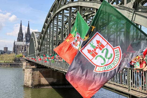 18 04 2026, xgox, Handball DHB Pokal 1 2 Final Bergischer HC SC Magdeburg emspor, v l symbol photo, symbol image, symbol, the Magdeburg fans make a fan march from Cologne Cathedral to the Lanxess Arena Cologne