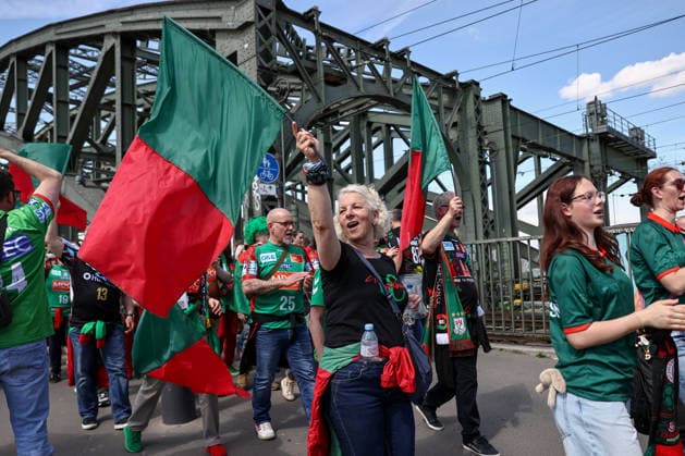 18 04 2026, xgox, Handball DHB Pokal 1 2 Final Bergischer HC SC Magdeburg emspor, v l symbol photo, symbol image, symbol, the Magdeburg fans make a fan march from Cologne Cathedral to the Lanxess Arena Cologne