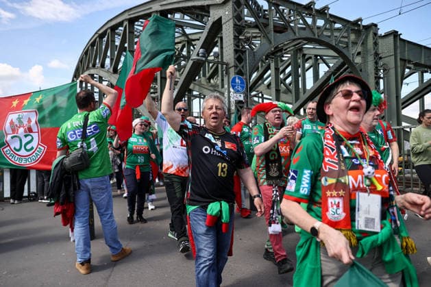 18 04 2026, xgox, Handball DHB Pokal 1 2 Final Bergischer HC SC Magdeburg emspor, v l symbol photo, symbol image, symbol, the Magdeburg fans make a fan march from Cologne Cathedral to the Lanxess Arena Cologne