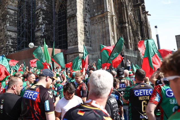 18 04 2026, xgox, Handball DHB Pokal 1 2 Final Bergischer HC SC Magdeburg emspor, v l symbol photo, symbol image, symbol, the Magdeburg fans make a fan march from Cologne Cathedral to the Lanxess Arena Cologne