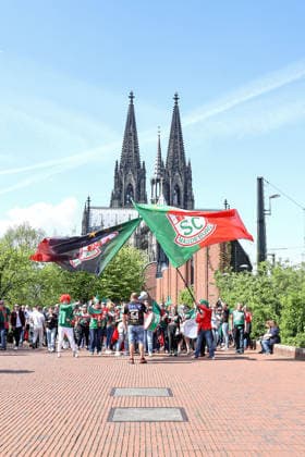 Sport Bilder des Tages 18.04.2026, xgox, Handball - DHB Pokal 1 2 Finale Bergischer HC - SC Magdeburg emspor, v.l. Symbolfoto, Symbolbild, Symbol, die Magdeburger Fans machen ein Fan-Marsch vom Kölner Dom bis zur Lanxess Arena Koeln *** 18 04 2026, xgox, Handball DHB Pokal 1 2 Final Bergischer HC SC Magdeburg emspor, v l symbol photo, symbol image, symbol, the Magdeburg fans make a fan march from Cologne Cathedral to the Lanxess Arena Cologne