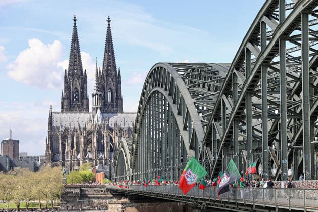 18 04 2026, xgox, Handball DHB Pokal 1 2 Final Bergischer HC SC Magdeburg emspor, v l symbol photo, symbol image, symbol, the Magdeburg fans make a fan march from Cologne Cathedral to the Lanxess Arena Cologne