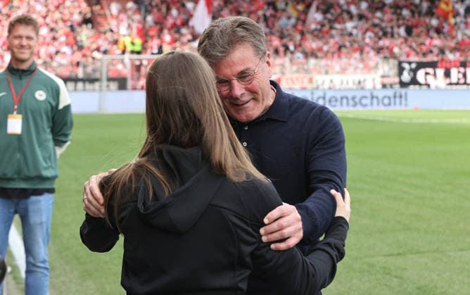Coach Marie Louise Eta welcomes coach Dieter Hecking Action Upper Body Sport Football Soccer Bundesliga Men DFL 30 Matchday Season 2025 2026 18 04 2026 1 FC Union Berlin FCU vs VfL Wolfsburg WOB DFL regulations prohibit any use of photographs as image sequences and or quasi video