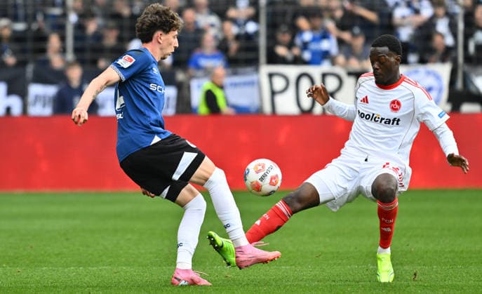 18 04 2026 Soccer Season 2025 2026 2 Soccer Bundesliga 30 Matchday DSC Arminia Bielefeld 1 FC Nürnberg FCN Club Sportfoto Zink xwoxzix DFL regulations prohibit any use of photographs as image sequences and or quasi video only for editorial use Jannik Rochelt 22, Arminia Bielefeld Rabby Nzingoula 22, 1 FC Nürnberg FCN