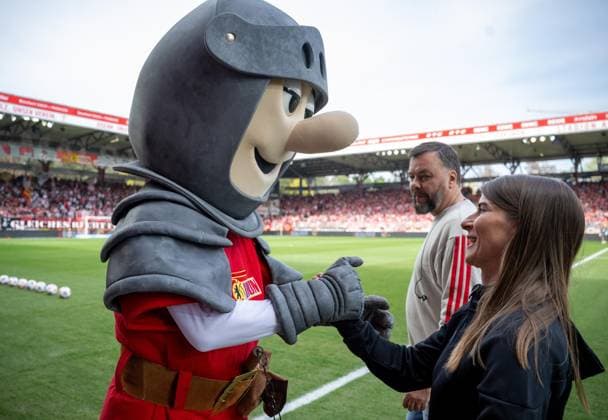Sport Bilder des Tages Fußball, Herren, Saison 2025 2026, 1. Bundesliga (30. Spieltag), 1. FC Union Berlin - VfL Wolfsburg, v. l. Maskottchen Ritter Keule (1. FC Union), Trainerin Marie-Louise Eta (1. FC Union Berlin), hinten Präsidiumsmitglied, Geschäftsführer Kommunikation sowie Presse- und Stadionsprecher Christian Arbeit (1. FC Union), 18.04. 2026, *** Soccer, Men, Season 2025 2026, 1 Bundesliga 30 Matchday , 1 FC Union Berlin VfL Wolfsburg, f l Mascot Ritter Keule 1 FC Union , Coach Marie Louise Eta 1 FC Union Berlin , back Member of the Presidium, Managing Director Communications as well as Press and Stadium Spokesman Christian Arbeit 1 FC Union , 18 04 2026, Copyright: xMatthiasxKochx