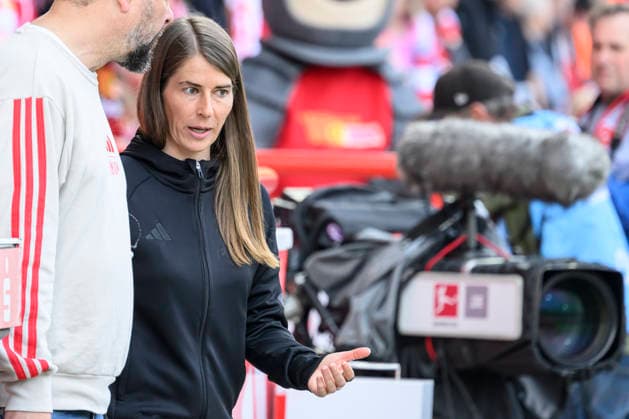 v l Marie Louise Eta 1 FC Union Berlin, Coach , GER, Berlin, 1 FC Union Berlin vs VfL Wolfsburg, 1 Bundesliga, Football, DFB, 30 Matchday, Season 2025 2026, Alte Försterei, DFB DFL REGULATIONS PROHIBIT ANY USE OF PHOTOGRAPHS AS IMAGE SEQUENCES AND OR QUASI VIDEO, April 18, 2026, Copyright: HMBxMedia UwexKoch