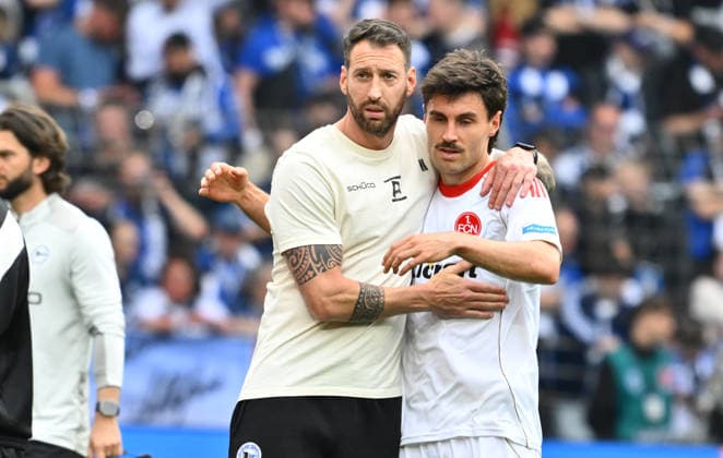 18 04 2026 Soccer Season 2025 2026 2 Soccer Bundesliga 30 Matchday DSC Arminia Bielefeld 1 FC Nürnberg FCN Club Sportfoto Zink xwoxzix DFL regulations prohibit any use of photographs as image sequences and or quasi video only for editorial use Michael Mitch Kniat Trainer Arminia Bielefeld Tom Baack 5, 1 FC Nürnberg FCN after the end of the match