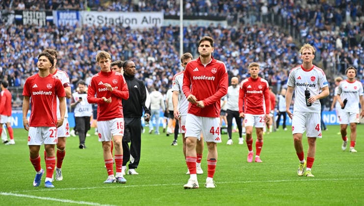 18 04 2026 Soccer Season 2025 2026 2 Soccer Bundesliga 30 Matchday DSC Arminia Bielefeld 1 FC Nürnberg FCN Club Sportfoto Zink xwoxzix DFL regulations prohibit any use of photographs as image sequences and or quasi video only for editorial use Mannschaft Team FCN vor Fans Fanblock nach Spielende Justin von der Hitz 27, 1 FC Nürnberg FCN Marko Soldic 16, 1 FC Nürnberg FCN Styopa Mkrtchyan 44, 1 FC Nürnberg FCN Fabio Gruber 4, 1 FC Nürnberg FCN