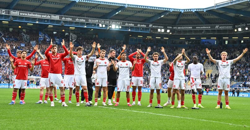 18 04 2026 Soccer Season 2025 2026 2 Soccer Bundesliga 30 Matchday DSC Arminia Bielefeld 1 FC Nürnberg FCN Club Sportfoto Zink xwoxzix DFL regulations prohibit any use of photographs as image sequences and or quasi video only for editorial use Mannschaft Team FCN vor Fans Fanblock nach Spielende
