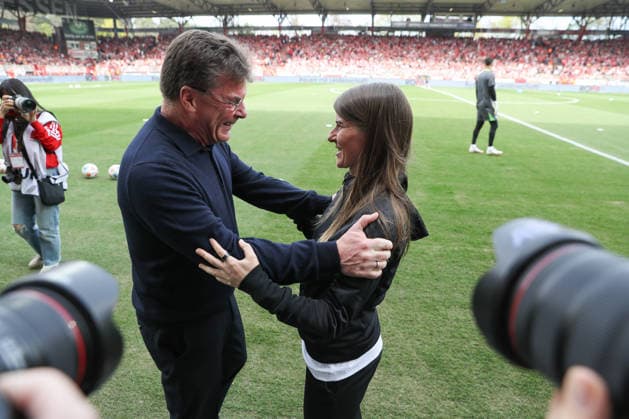 18 04 2026, xtgx, Soccer 1 Bundesliga, 1 FC Union Berlin VfL Wolfsburg emspor, v l Dieter Hecking Wolfsburg, Coach Marie Louise Eta Union Berlin, Coach DFL DFB REGULATIONS PROHIBIT ANY USE OF PHOTOGRAPHS as IMAGE SEQUENCES and or QUASI VIDEO Berlin