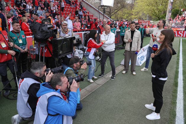 18 04 2026, xtgx, Soccer 1 Bundesliga, 1 FC Union Berlin VfL Wolfsburg emspor, v l media hype, media interest, media, press, photographers around Marie Louise Eta Union Berlin, coach DFL DFB REGULATIONS PROHIBIT ANY USE OF PHOTOGRAPHS as IMAGE SEQUENCES and or QUASI VIDEO Berlin