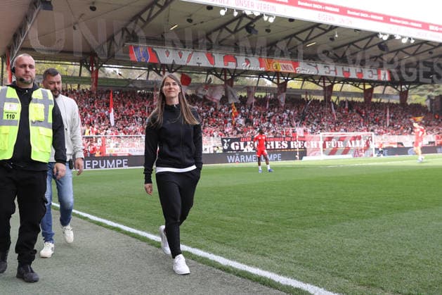 18 04 2026, xtgx, Soccer 1 Bundesliga, 1 FC Union Berlin VfL Wolfsburg emspor, v l Marie Louise Eta Union Berlin, Coach DFL DFB REGULATIONS PROHIBIT ANY USE OF PHOTOGRAPHS as IMAGE SEQUENCES and or QUASI VIDEO Berlin